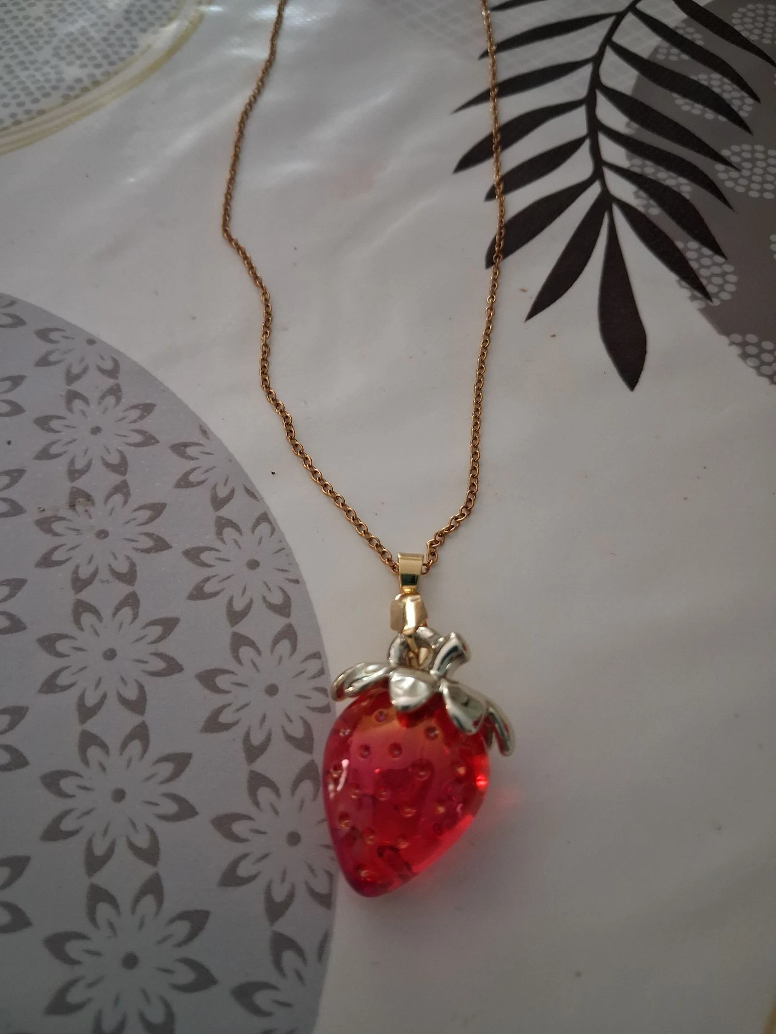 Collier avec son pendentif en forme de fraise